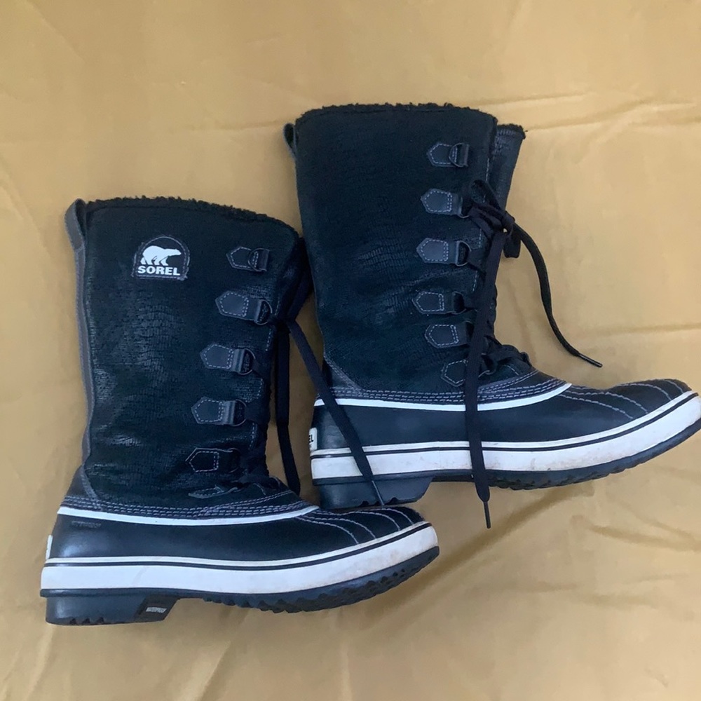 Sorel Snow Boots Black patterned snow boots size 8